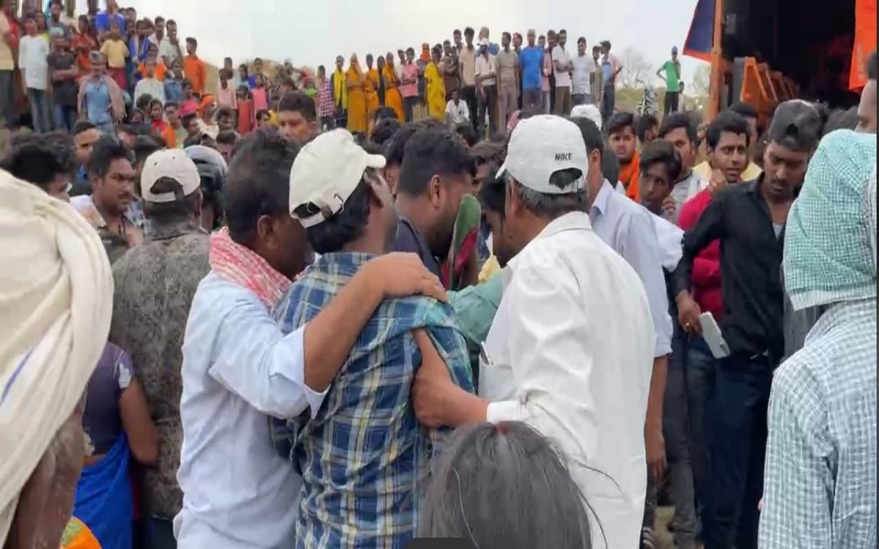 झारखंड: NDRF की टीम ने 8 घंटे रेस्क्यू कर निकाला बच्चे का शव, बंद खदान में नहाने के दौरान हुआ था हादसा