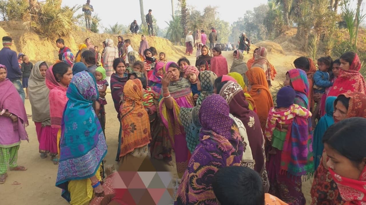 Bihar: भागलपुर में नदी से चोरी-छिपे बालू निकाल रहे मजदूर की मौत, धसना गिरने से गयी जान, एक युवक जख्मी