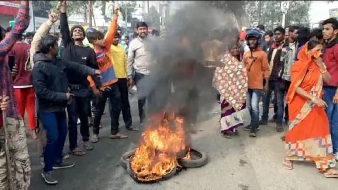 Jharkhand News: सड़क हादसे में मजदूर की मौत, गिरिडीह-जमुआ मुख्य मार्ग किया जाम, मुआवजे की कर रहे थे मांग