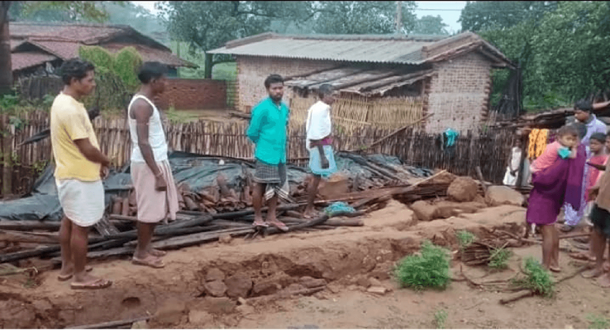 झारखंड में चक्रवाती तूफान गुलाब ने मचायी तबाही, लगातार बारिश से मकान धंसने से दंपती की मौत