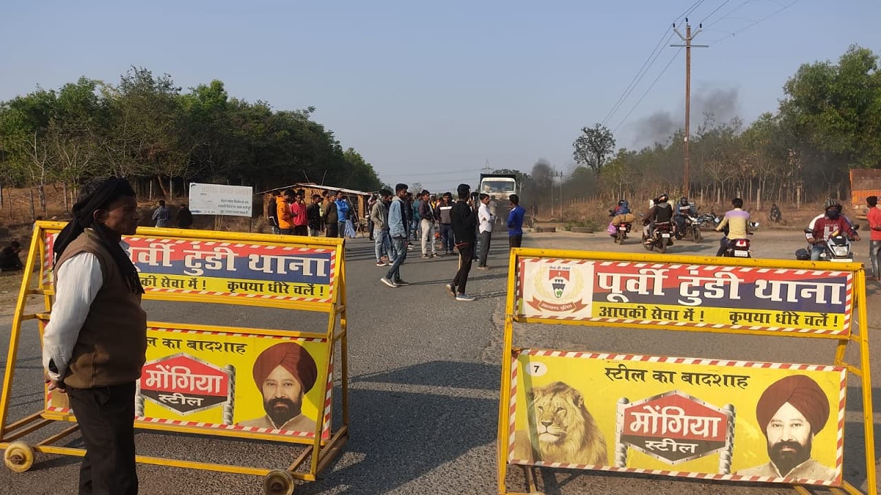 झारखंड में स्कूटी सवार पति-पत्नी को ट्रक ने कुचला, मौत से आक्रोशित लोगों ने काटा बवाल, ऐसे हटा सड़क जाम