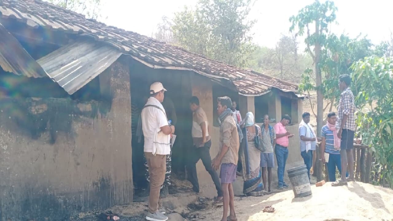 झारखंड में आदिम जनजाति परिवार के दो बच्चे आग में जिंदा जले, एक घायल, देवदूत बनकर पहुंचे सीआरपीएफ के जवान