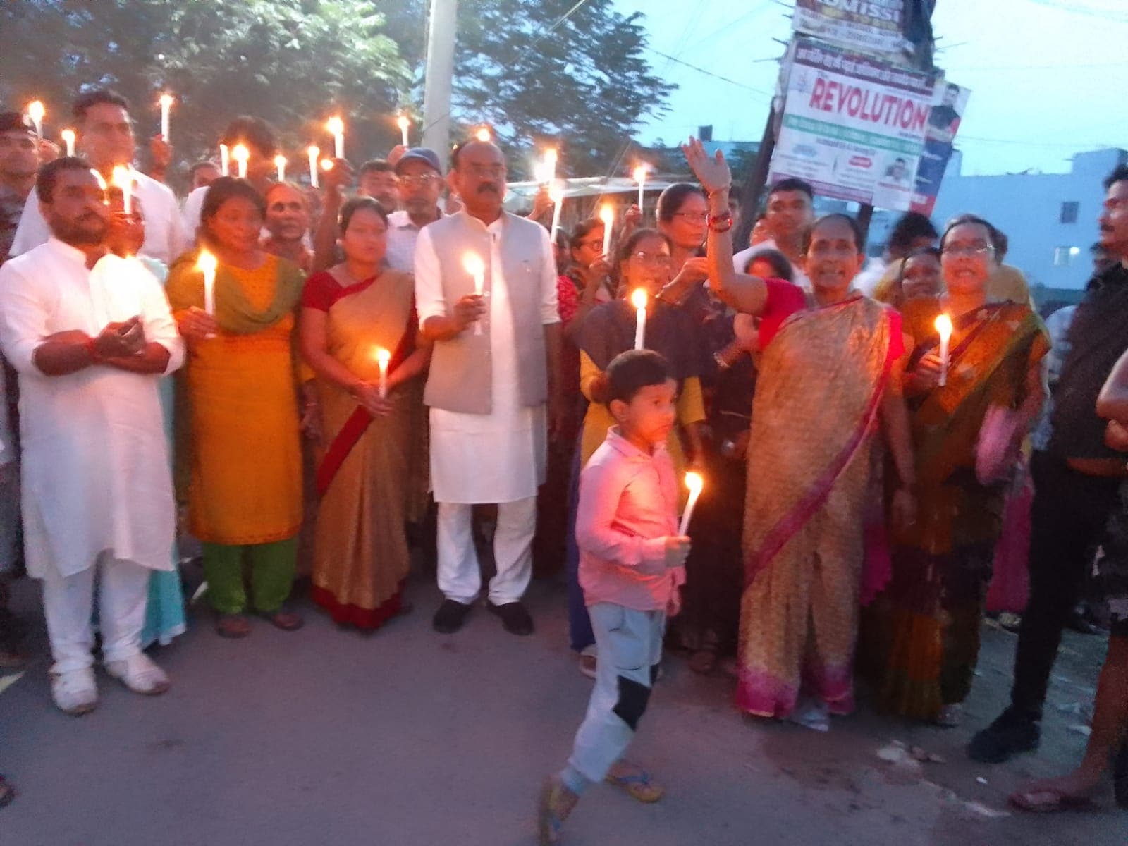 नोटिस के खिलाफ नेपाली नगर के लोगों ने निकाला कैंडल मार्च, बोले विधायक- हम लड़ेंगे लड़ाई