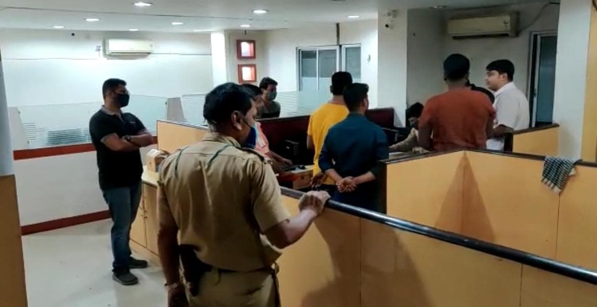 ‍Bengal Chunav 2021: सिलीगुड़ी में BJP के IT Cell में पुलिस का छापा, अवैध रूप से कॉल सेंटर चलाने की शिकायत पर हुई कार्रवाई