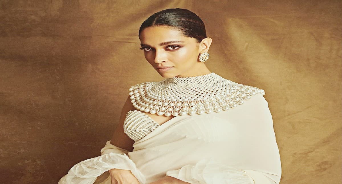 Cannes 2022: दीपिका पादुकोण व्हाइट रफल साड़ी में दिखी गॉर्जियस, पर्ल नेकलेस ने खींचा फैंस का ध्यान