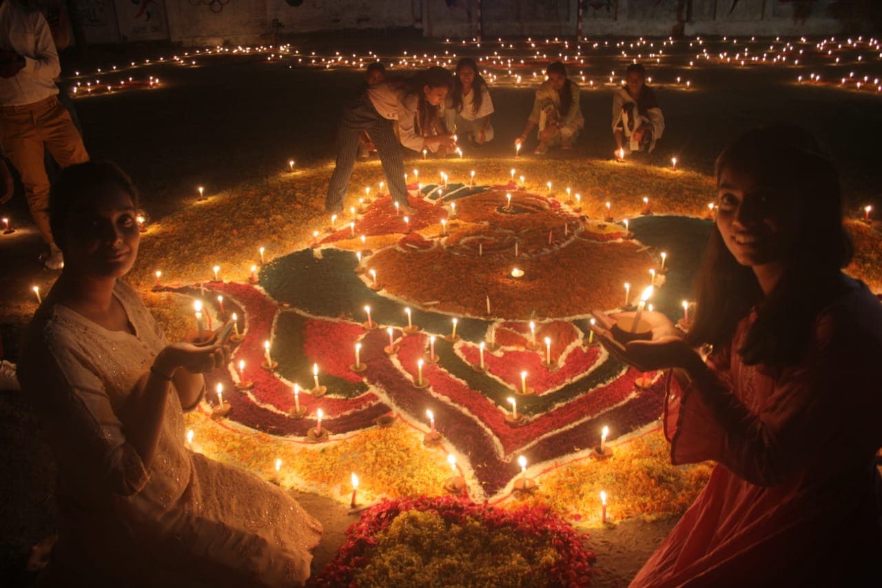 Diwali 2022: कोरोना के बाद इस साल दीपावली गुजरी खुशहाली वाली, तस्‍वीरों में द‍िखी खुश‍ियों की झलक