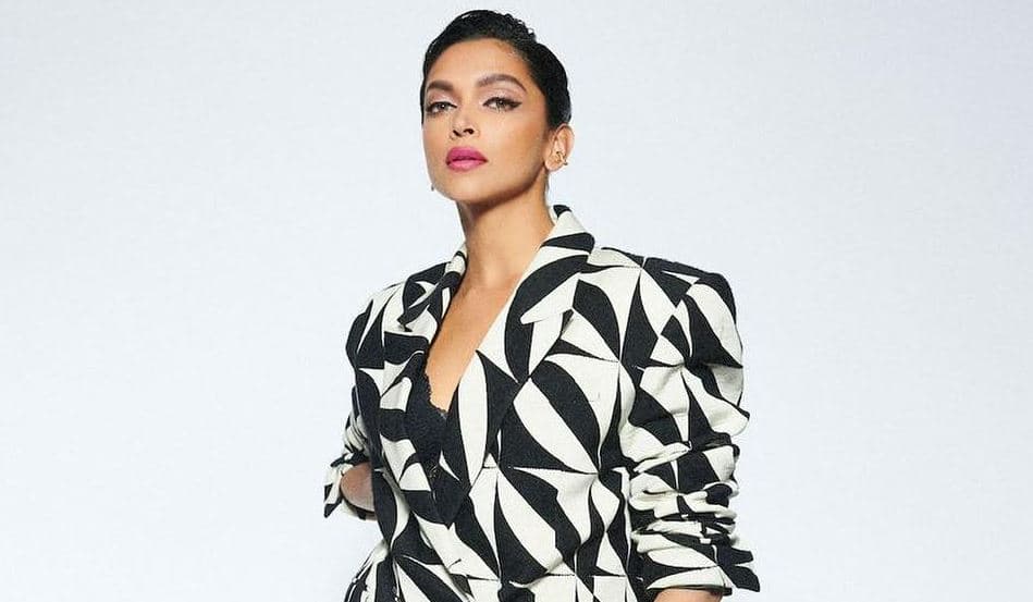 दीपिका पादुकोण बॉडीकॉन ड्रेस में दिखी बेहद दिलकश, जानें इस आउटफिट की कीमत