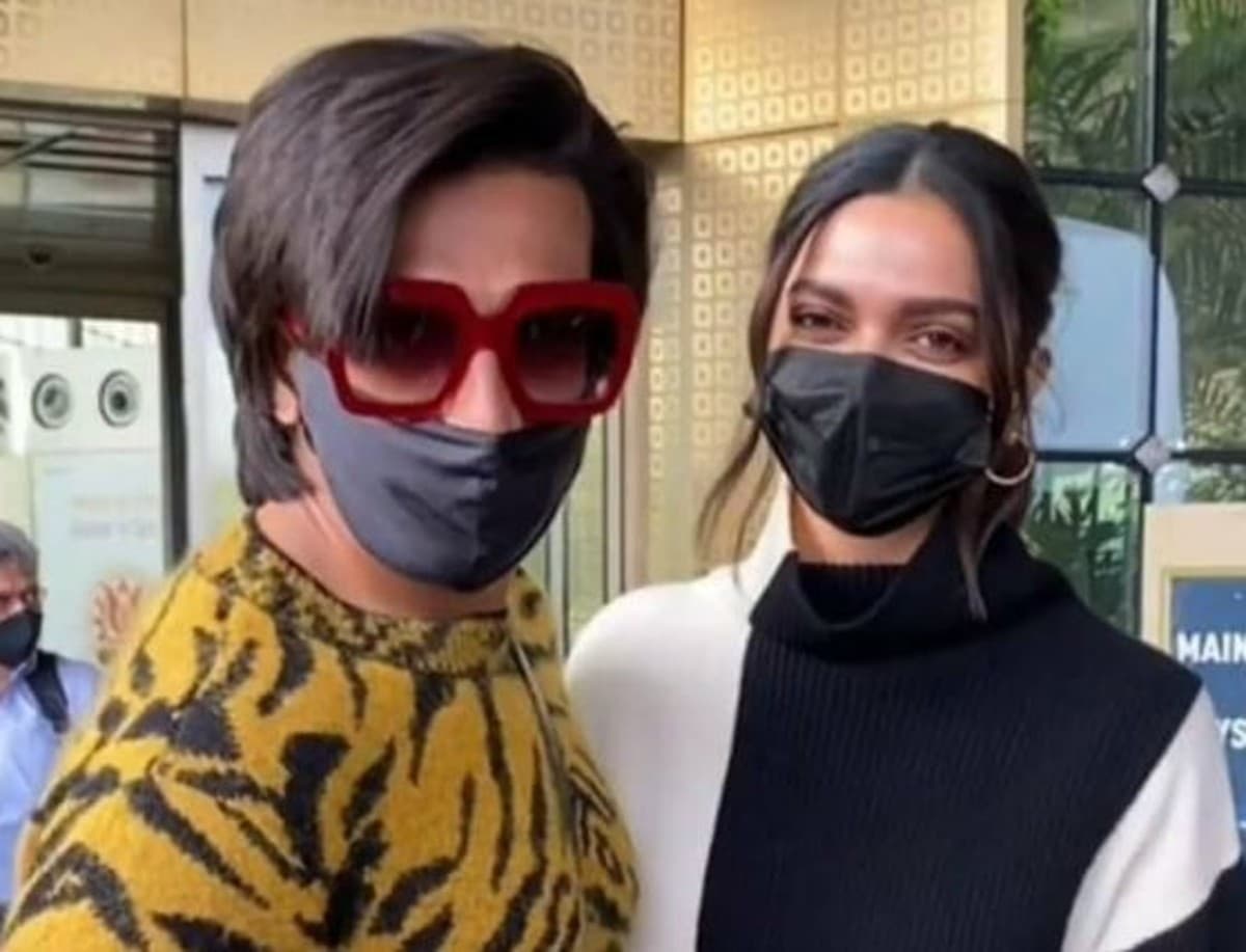 रणवीर सिंह ने खुलेआम एयरपोर्ट पर दीपिका पादुकोण को किया किस, देखें मास्क के अंदर की रोमांटिक तसवीरें