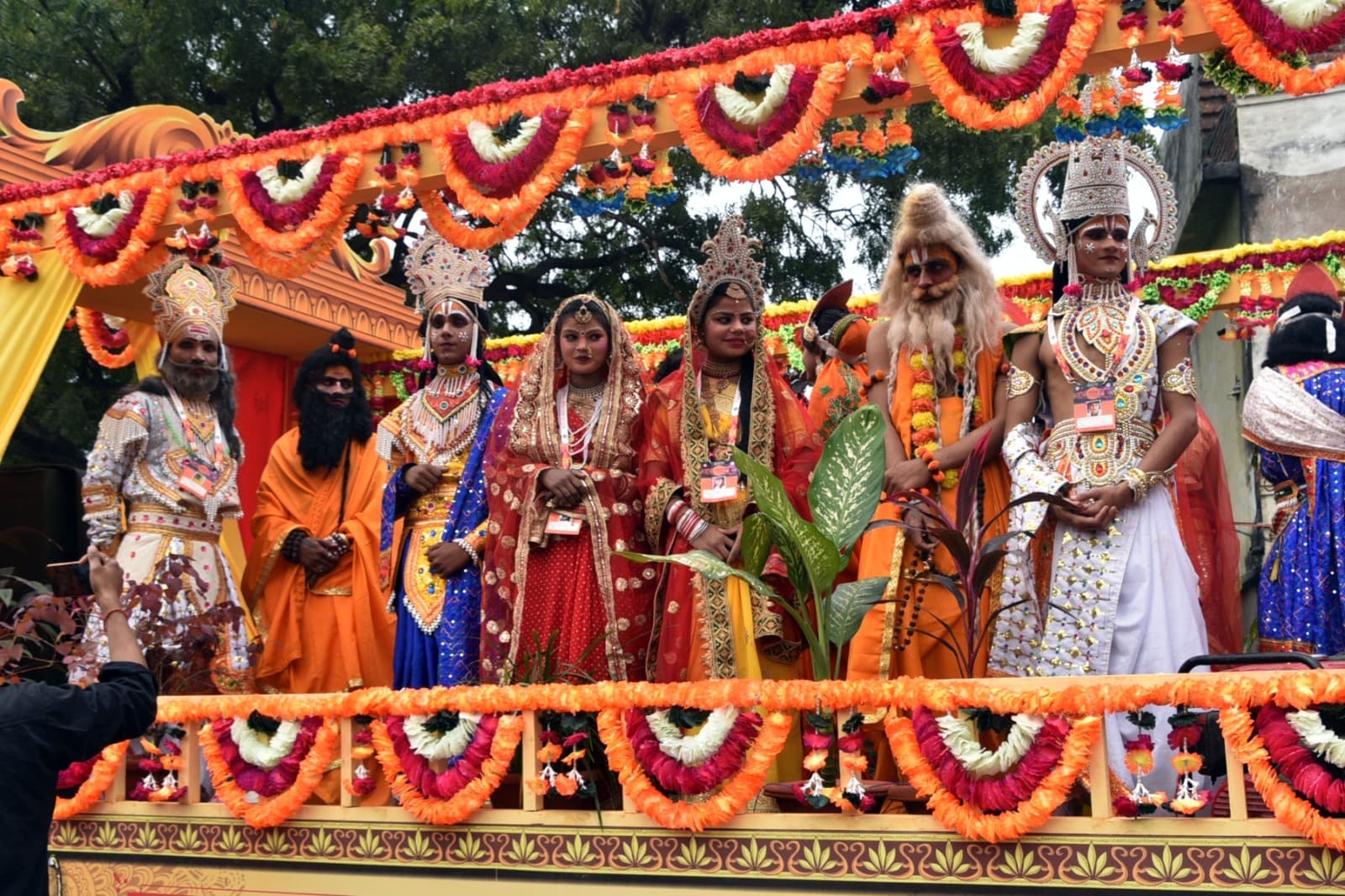 Ayodhya Deepawali: भगवान श्रीराम के स्वागत के लिए अयोध्या की सड़कों पर उतरी भक्तों की भीड़