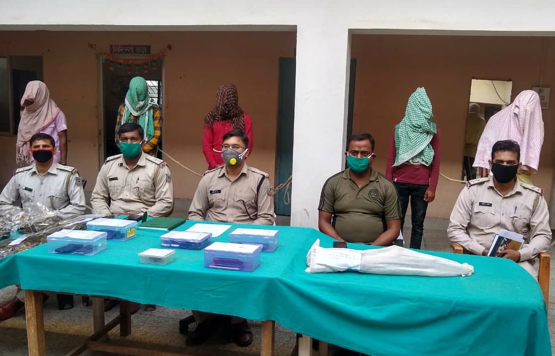 चतरा में हथियार के साथ पांच नक्सली गिरफ्तार, कई जिलों की पुलिस को थी इनकी तलाश