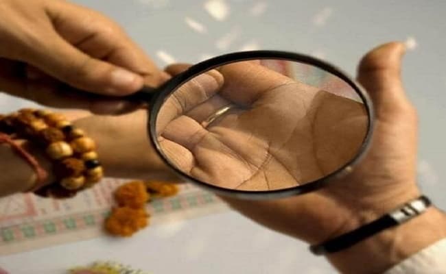 हस्तरेखा शास्त्र : हाथ की रेखाएं बताती हैं आपकी किस्मत में कैसे घर का है संयोग