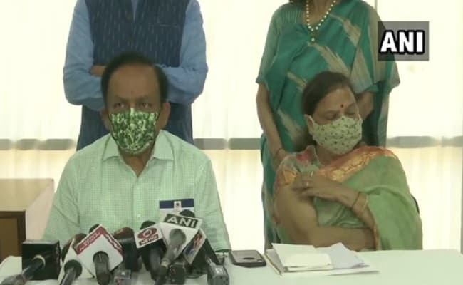 स्वास्थ्य मंत्री डॉ. हर्षवर्धन और उनकी पत्नी ने ली Corona Vaccine की दूसरी डोज, बोले- कोवैक्सीन और कोविशील्ड दोनों ही टीके सुरक्षित