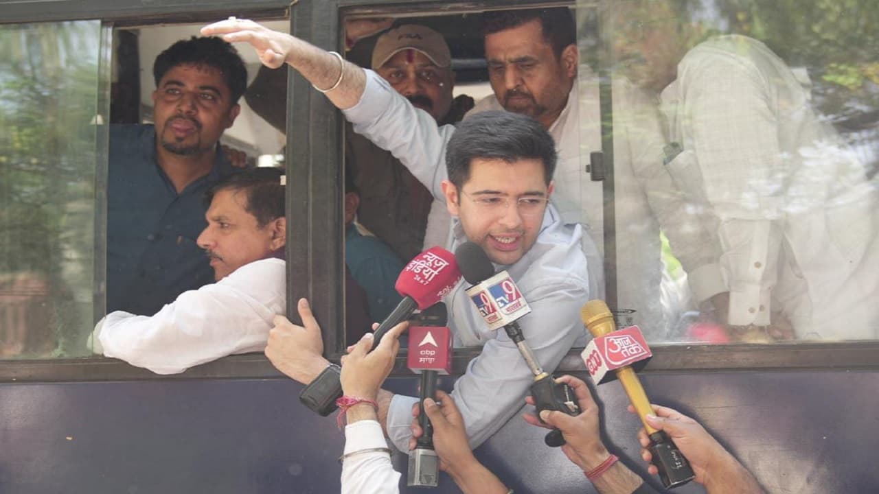 अरविंद केजरीवाल से पूछताछ, CBI कार्यालय के बाहर धरने पर बैठे AAP के सात सांसदों को हिरासत में लिया गया