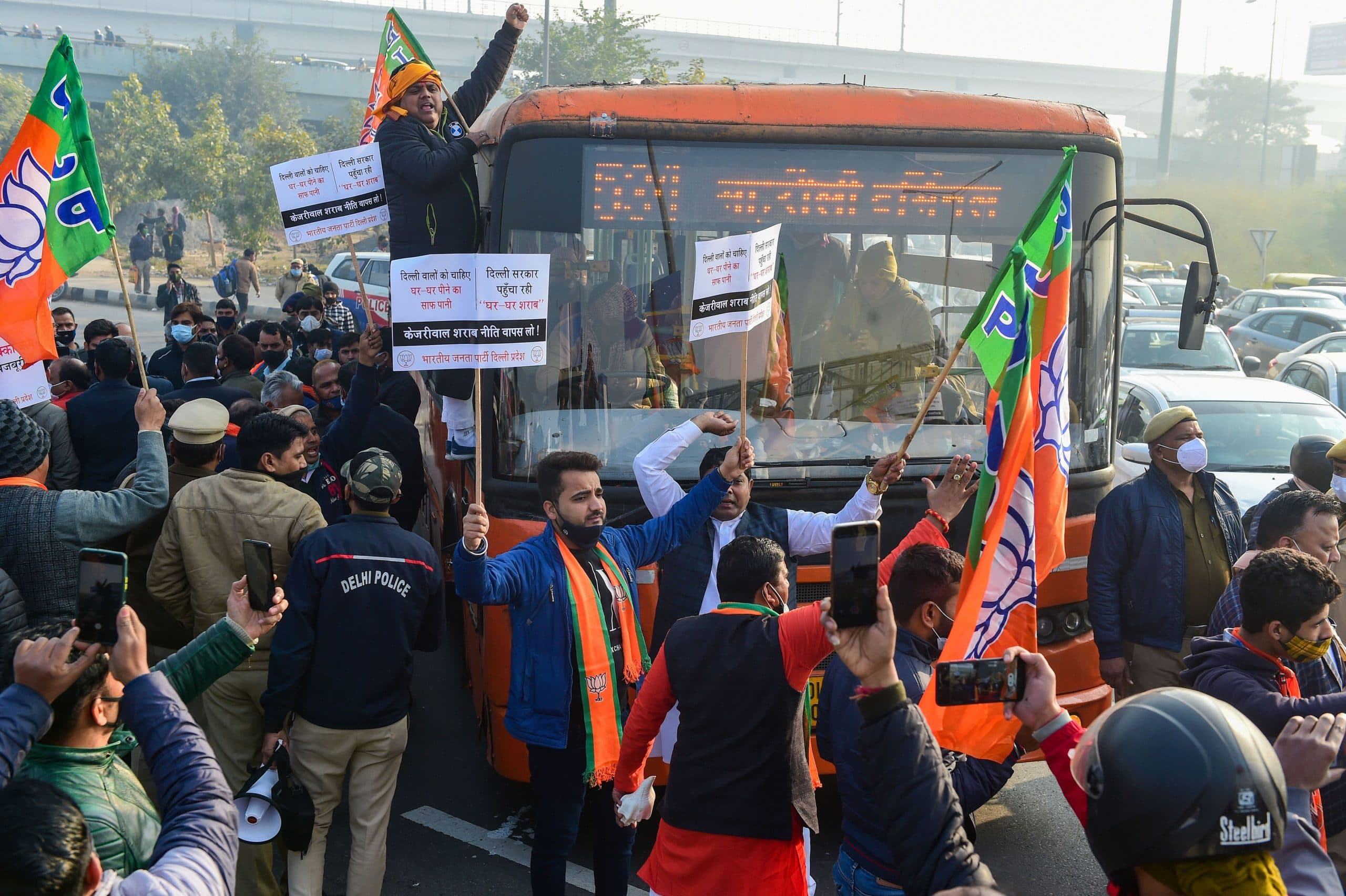 Delhi Chakka Jam: दिल्ली की सड़कों पर रेंग रहीं हैं गाड़ियां, भाजपा के चक्का जाम से आम आदमी परेशान