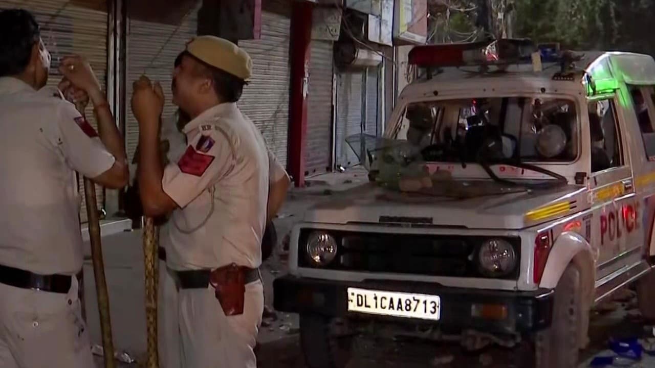 दिल्ली में पुलिस वालों पर भीड़ ने कर दिया पथराव, कई वाहनों में की तोड़फोड़