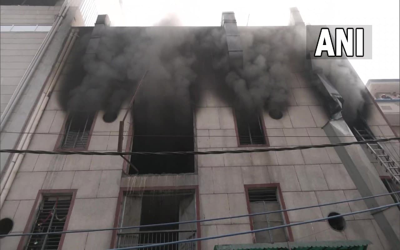 दिल्ली के नरेला इलाके में प्लास्टिक फैक्टरी में लगी आग, दो की मौत, कई झुलसे