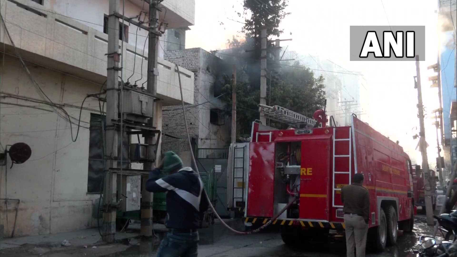 दिल्ली के करमपुरा इलाके में लगी भीषण आग, दमकल की 27 गाड़ियां मौके पर मौजूद, देखें वीडियो