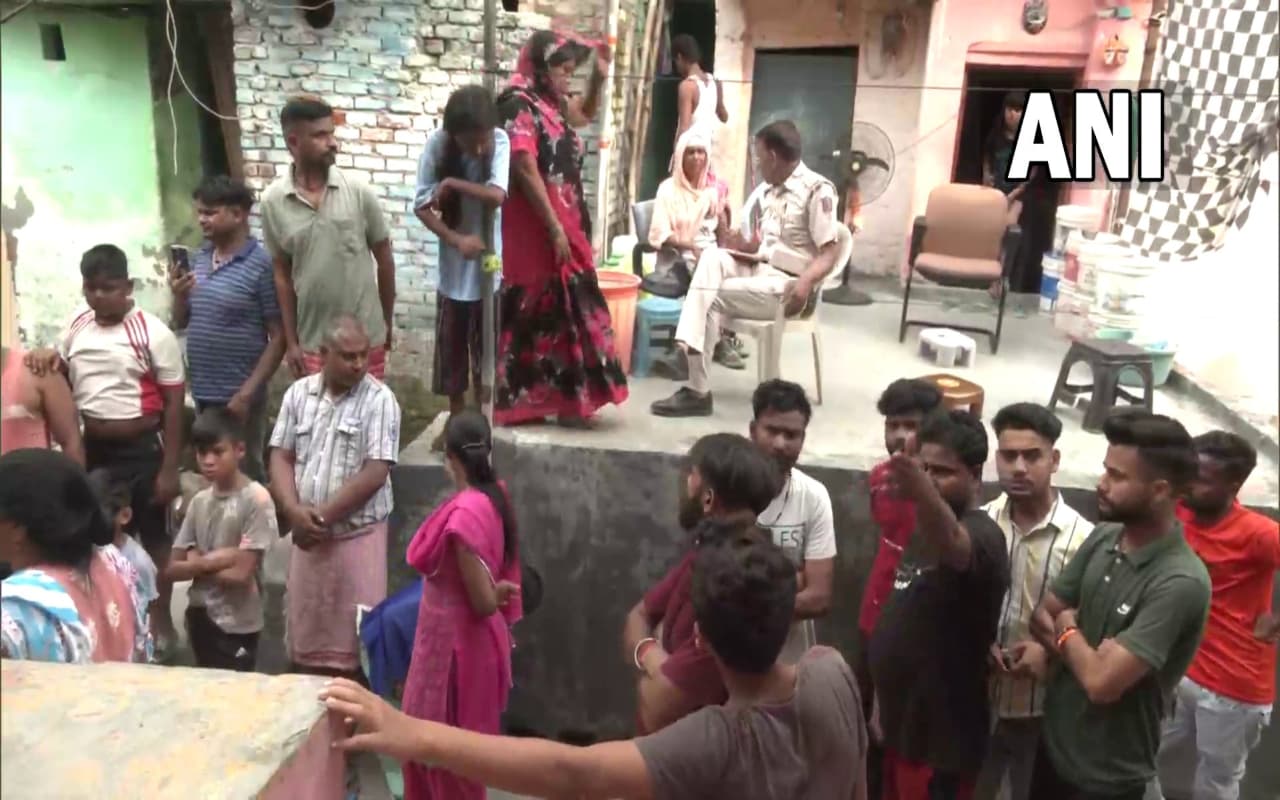 Delhi: आरके पुरम में चली ताबड़तोड़ गोलियां, भाई को मारने आये हमलावर, दो बहनों की गयी जान