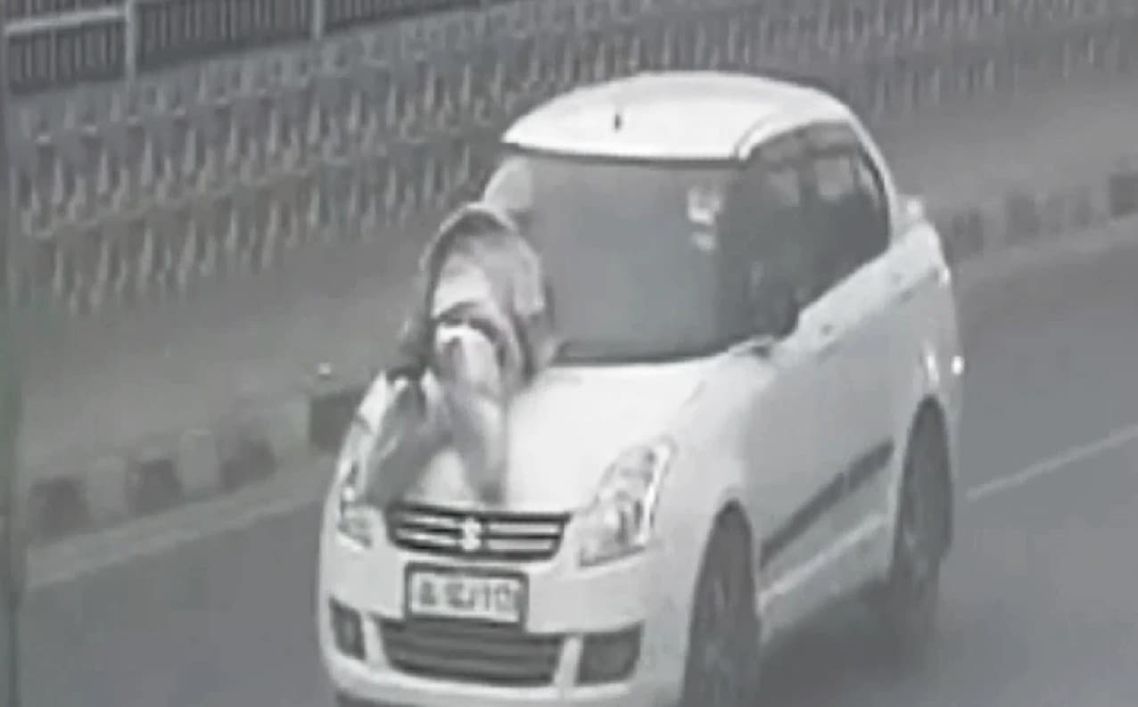 Delhi: हॉर्न बजाने पर हुआ विवाद, कार से टक्कर मार युवक को आधे किलोमीटर घसीटा, वीडियो वायरल