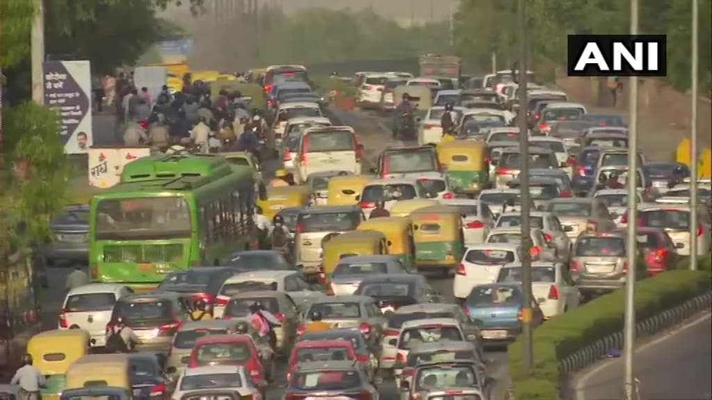 कोरोना महामारी के दौरान ऑटोरिक्शा है सबसे सुरक्षित पब्लिक ट्रांसपोर्ट, जानें एसी टैक्सी में क्या है नुकसान...