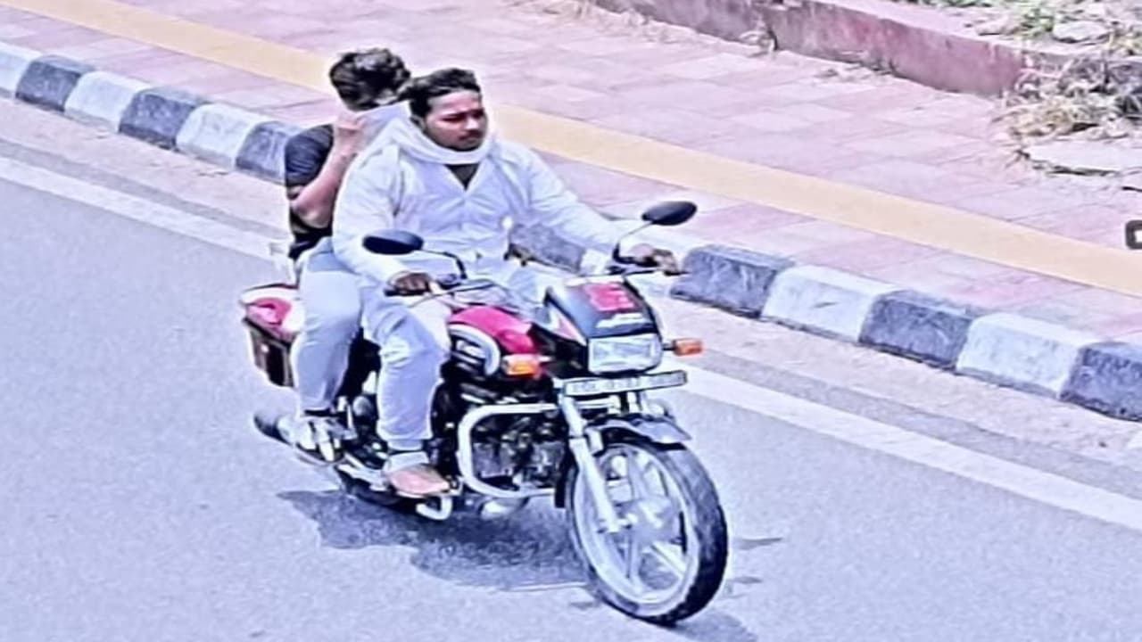 Delhi University में छात्र की चाकू मारकर हत्या मामलाः पुलिस ने की दो आरोपियों की पहचान, सामने आया CCTV फुटेज