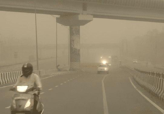 UP Weather Report: यूपी में मौसम लेगा करवट, इन जिलों में धूल भरी आंधी के साथ बारिश का अर्लट जारी