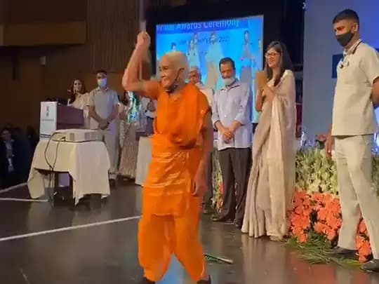 VIDEO: 86 साल की दादी ने Women's Day  पर डंडे के साथ दिखाया ऐसा करतब कि CM केजरीवाल भी रह गये हैरान