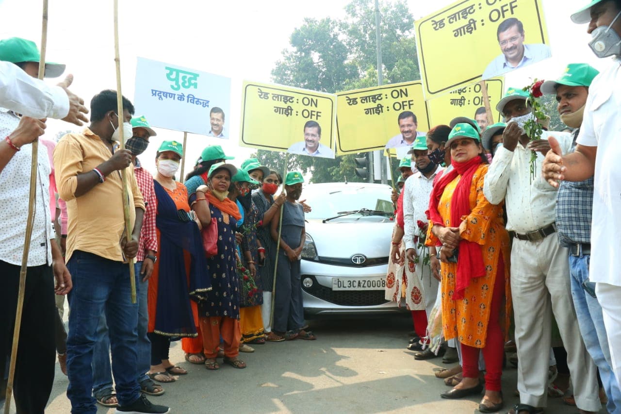 प्रदूषण कम करने के लिए दिल्ली सरकार ने ‘ रेड लाइट ऑन, गाड़ी ऑफ’ अभियान शुरू किया