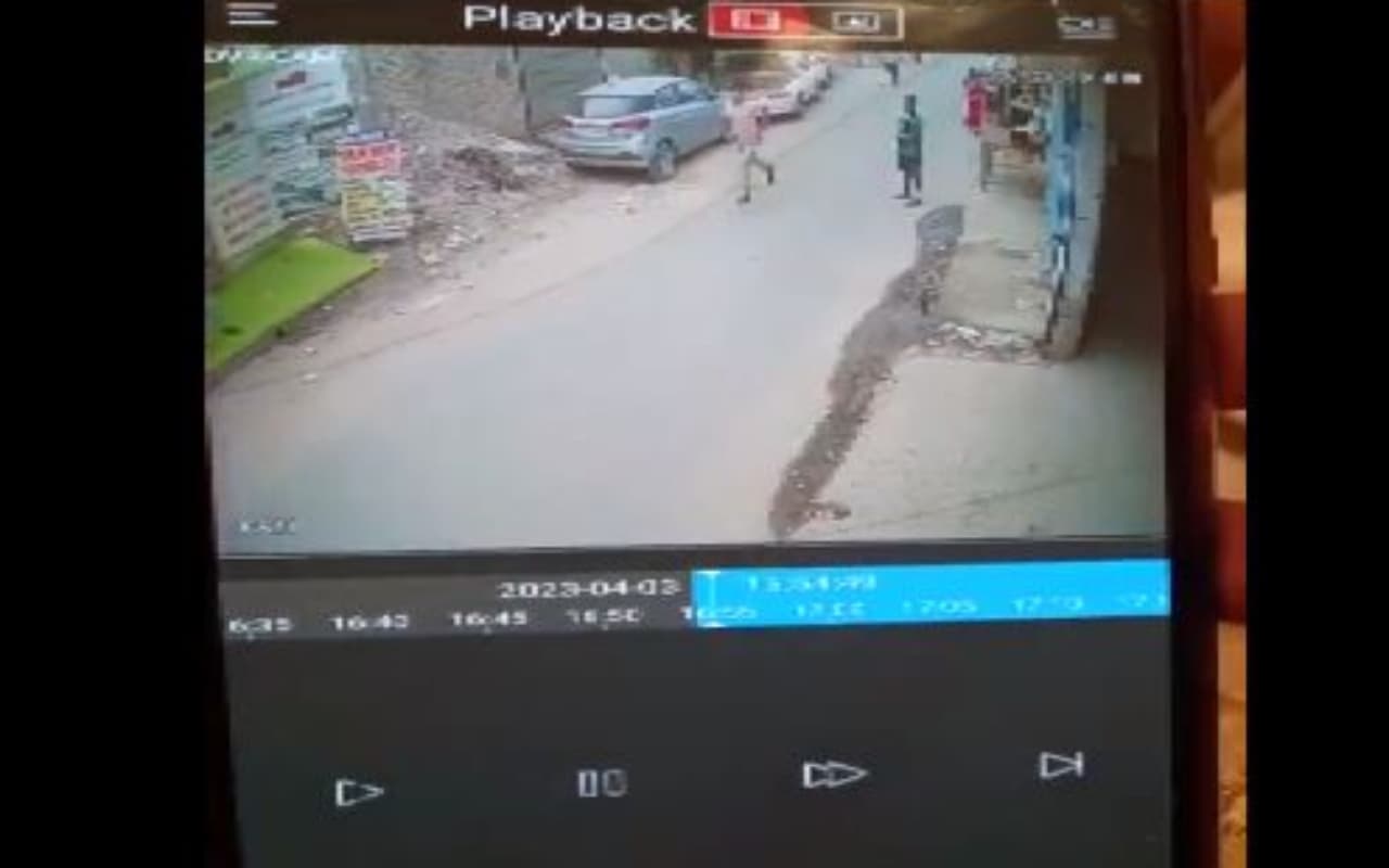 Delhi: अपराधी पर पकड़ने के लिए पुलिस ने उठाया ऐसा कदम, जनता की मदद से किया काबू, देखें वायरल वीडियो