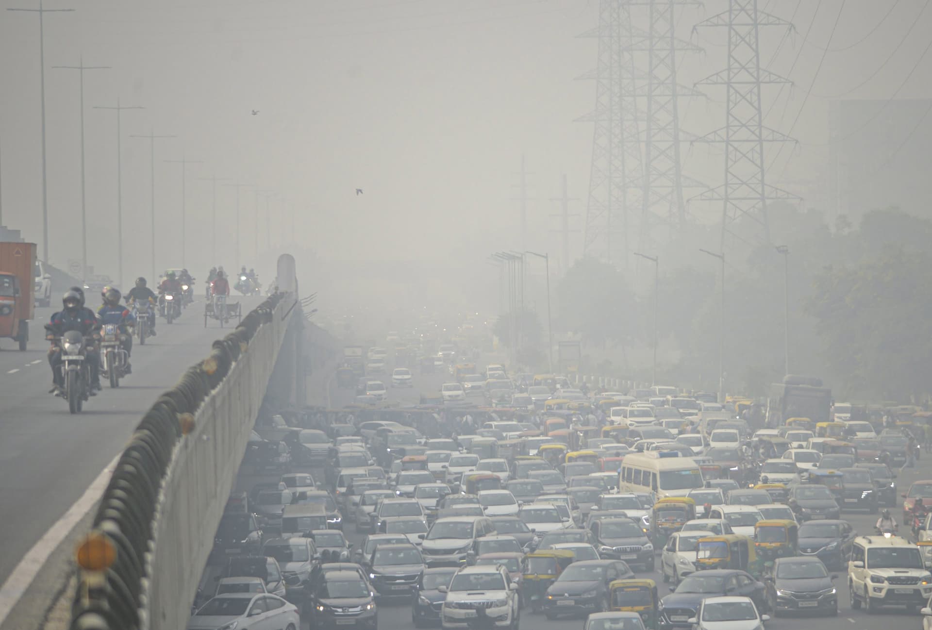 Delhi Air Pollution : दिल्ली में प्रदूषण की मार, वर्क फ्रॉम होम शुरू, स्कूल बंद