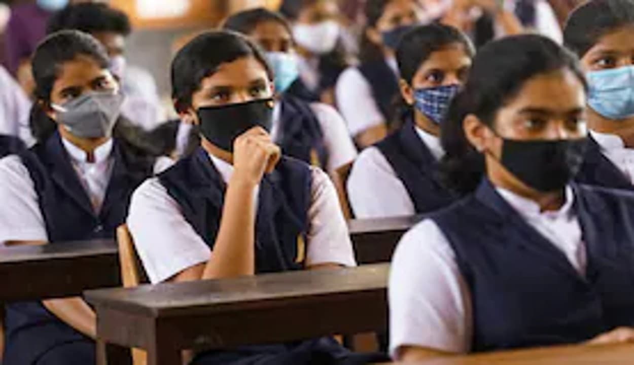 Corona Updates: कोरोना के बढ़ते मामलों के चलते फिर बंद हो सकते हैं दिल्ली के स्कूल, डीडीएमए की बैठक आज