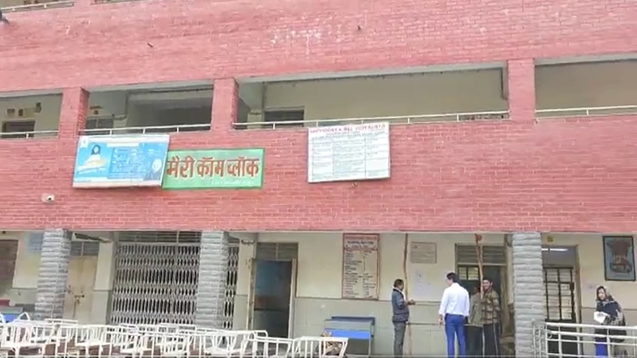 MCD Election 2022: स्कूलों में सिसोदिया की तस्वीर लगे होने पर कांग्रेस नेता का सवाल- आयोग कार्रवाई करेगा?