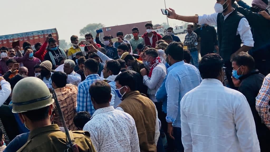 Kisan Andolan: अब दिल्ली-जयपुर हाईवे पर उतरे राजस्थान के हजारों किसान, भारी पुलिसबल तैनात