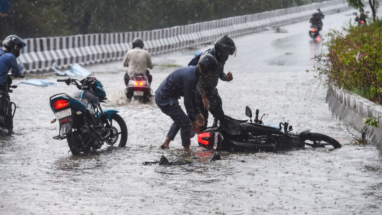 Monsoon से पहले दिल्ली में मूसलाधार बारिश के साथ हुई ओलावृष्टि, बुजुर्ग की चली गयी जान