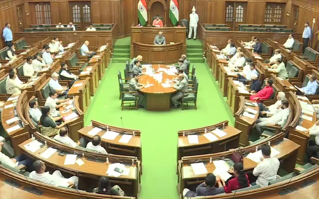 Delhi Assembly: हंगामे के बीच चला दिल्ली विधानसभा का विशेष सत्र, सदन में लगाए गए 'खोखा-धोखा' के नारे