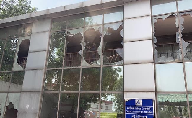 दिल्ली में सफदरजंग एयरपोर्ट पर आईटी बिल्डिंग में लगी आग, किसी के हताहत होने की खबर नहीं दिल्ली में सफदरजंग एयरपोर्ट पर आईटी बिल्डिंग में लगी आग, किसी के हताहत होने की खबर नहीं