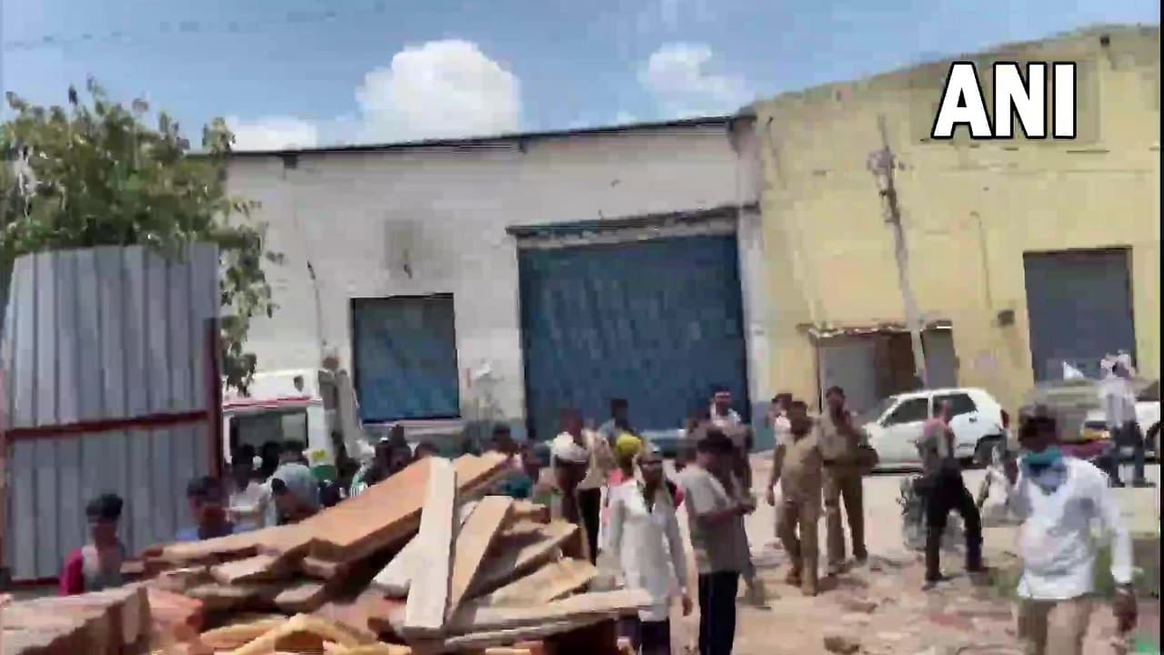 Delhi Wall Collapse: दिल्ली के अलीपुर में गोदाम की दीवार गिरने से 5 की मौत, 9 घायल
