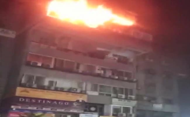 दिल्ली: कड़कड़डूमा मेट्रो स्टेशन के पास ऋषभ टावर की छठी मंजिल पर आग लगी, किसी के हताहत होने की सूचना नहीं