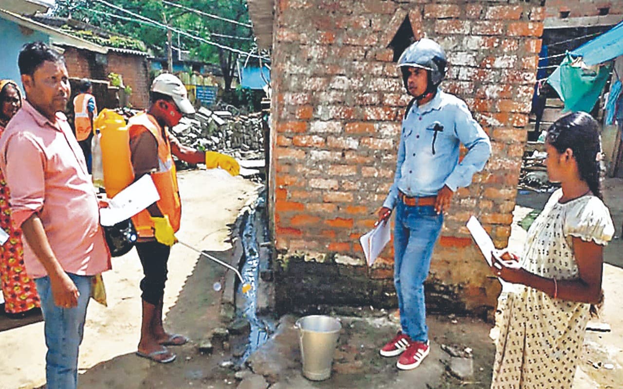 रांची के बेड़ो में 50 घरों का हुआ सर्वे, पांच में पाये गये डेंगू के लार्वा