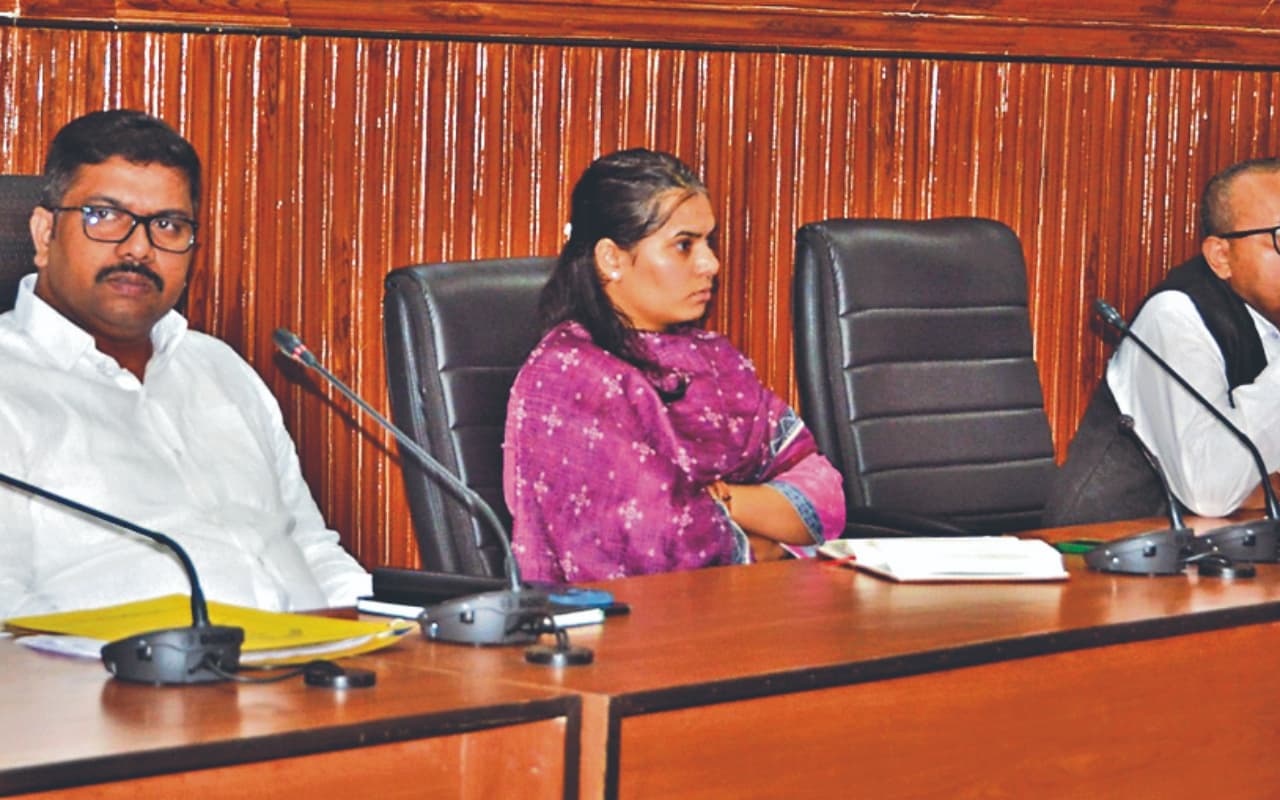 दुमका : सरकारी स्कूलों में नामांकन कराकर प्राइवेट स्कूलों में पढ़ रहे हैं बच्चे, डीसी ने लिया एक्शन