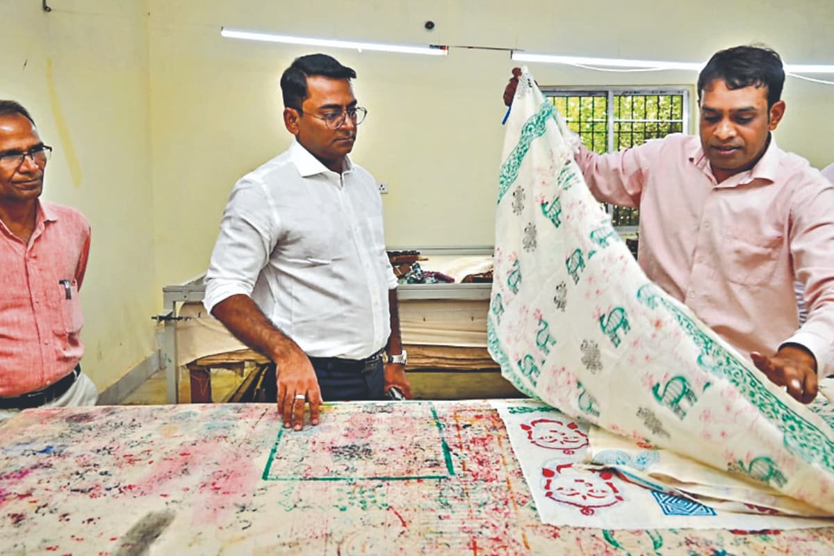 देवघर में शिल्पग्राम का होगा सौंदर्यीकरण, रोजगार के लिए भी मिलेगा प्रशिक्षण, डीसी ने दिया निर्देश