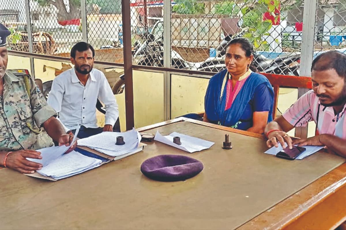 देवघर : सड़क किनारे ईटों के अतिक्रमण से जा रही लोगों की जानें, व्यवस्था पर उठ रहे सवाल