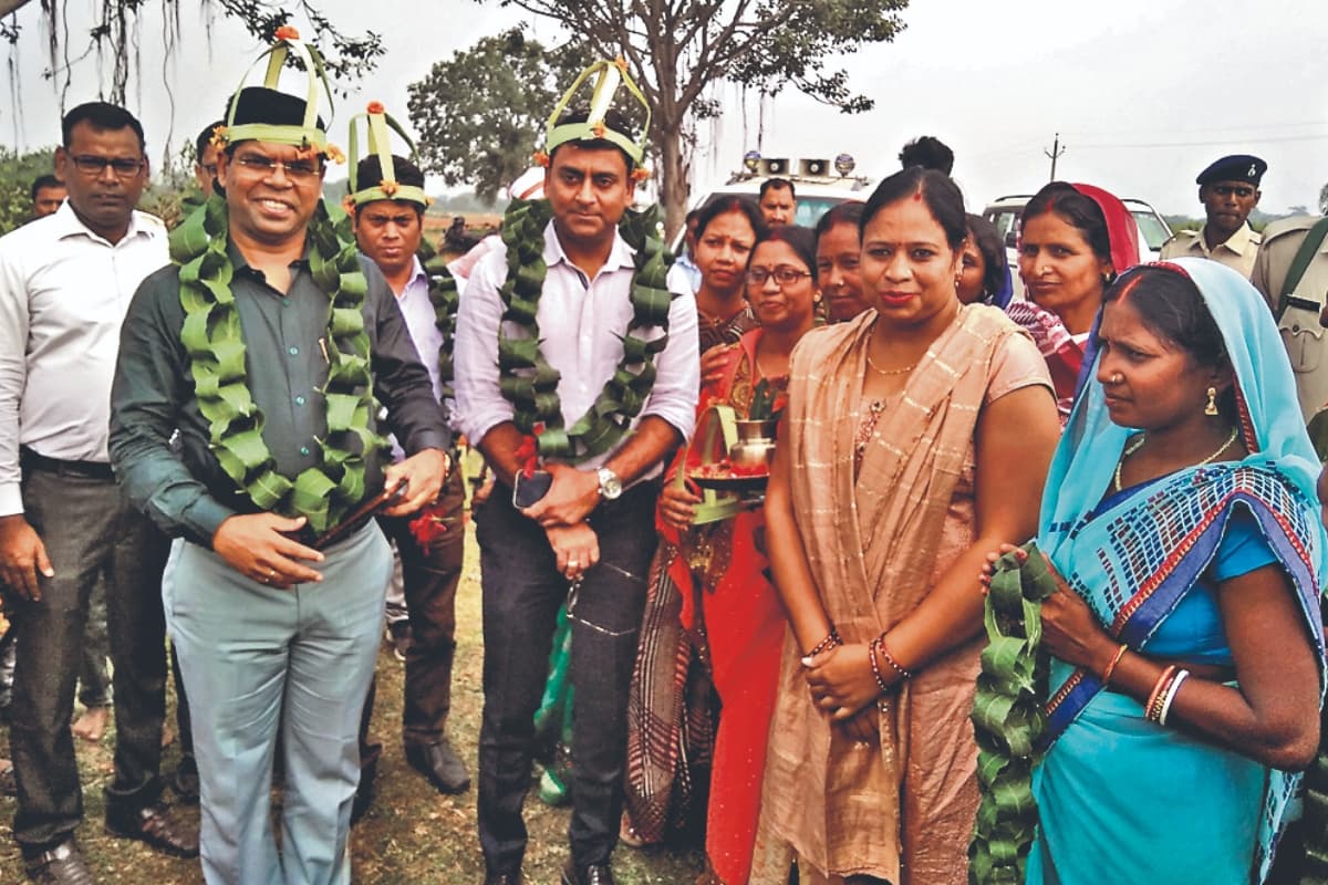 देवघर डीसी विशाल सागर ने दो महिला एसएचजी को सौंपे 7.50 लाख के चेक, 20 लाभुकों का भी कराया गृह प्रवेश