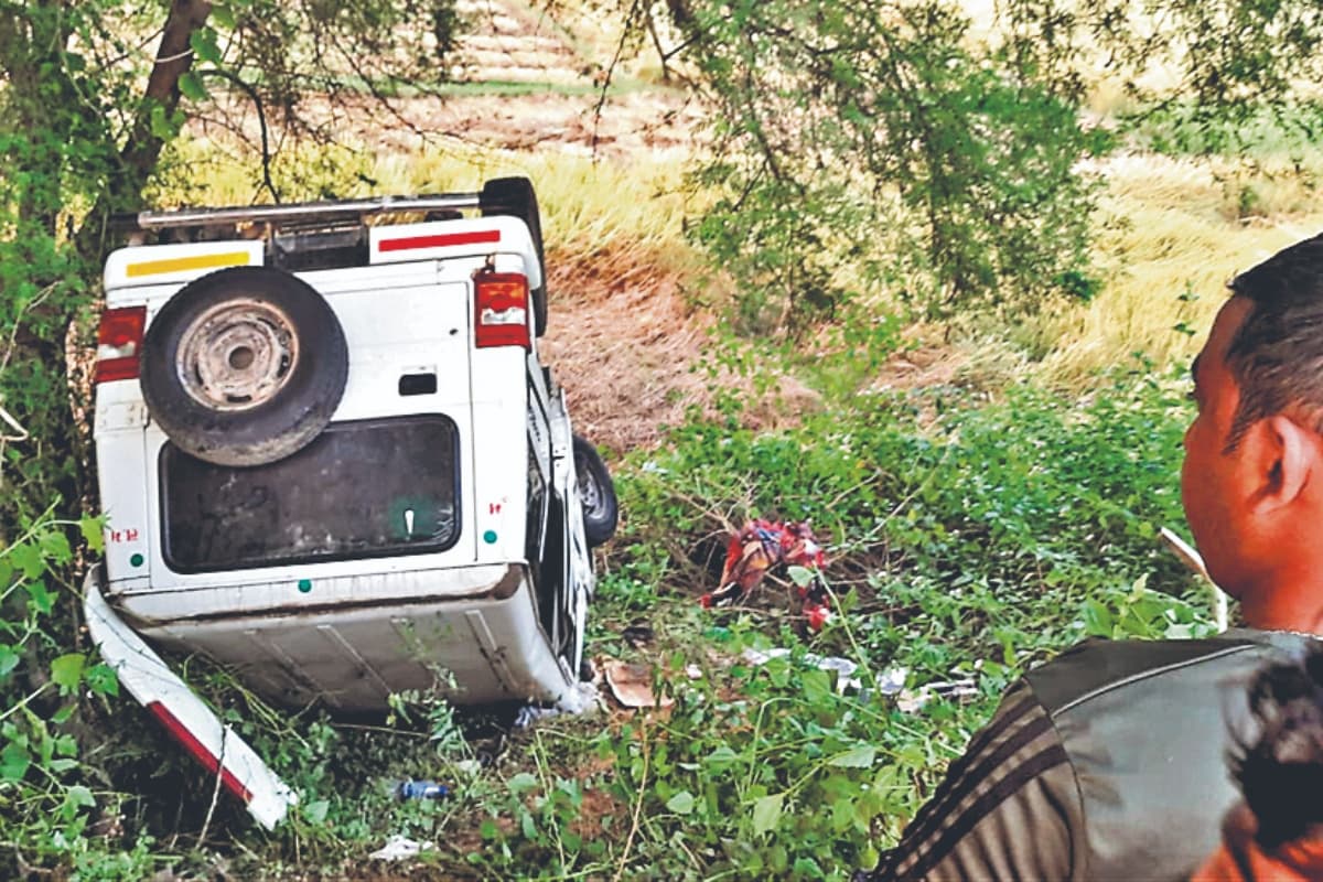 बिहार-झारखंड की सीमा स्थित ढोढरी पुल के पास अवैध शराब से लदी बोलेरो पलटी, पुलिस जांच में जुटी