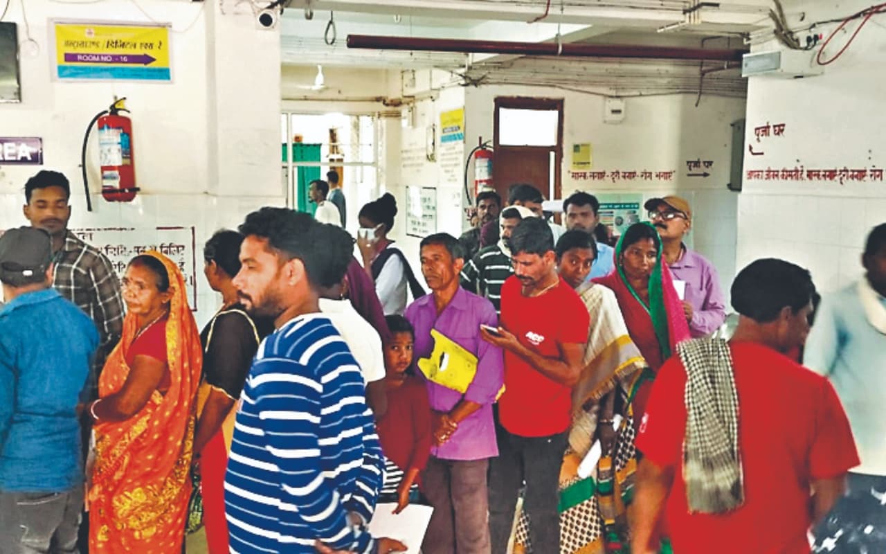 देवघर सदर अस्पताल में डॉक्टरों की लेटलतीफी से मरीज परेशान, 10 बजे तक भी नहीं पहुंच रहे चिकित्सक