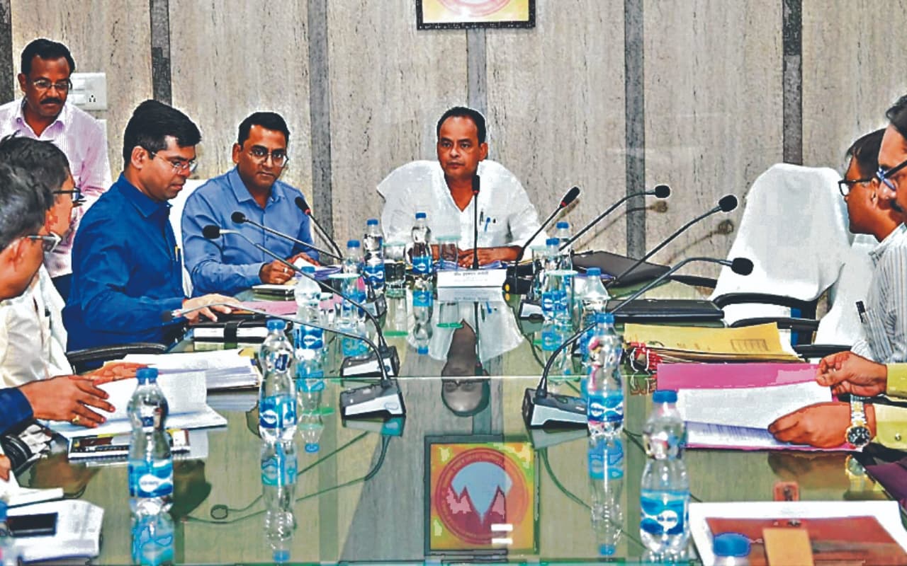 देवघर :  डॉ इरफान अंसारी का अधिकारियों को  निर्देश, राज्य व केंद्र की योजनाओं को समय पर पूरा करें