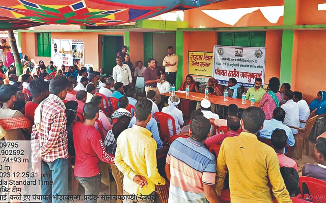 देवघर में सरकारी बाबुओं पर लगा जुर्माना, जानें क्या है पूरा मामला