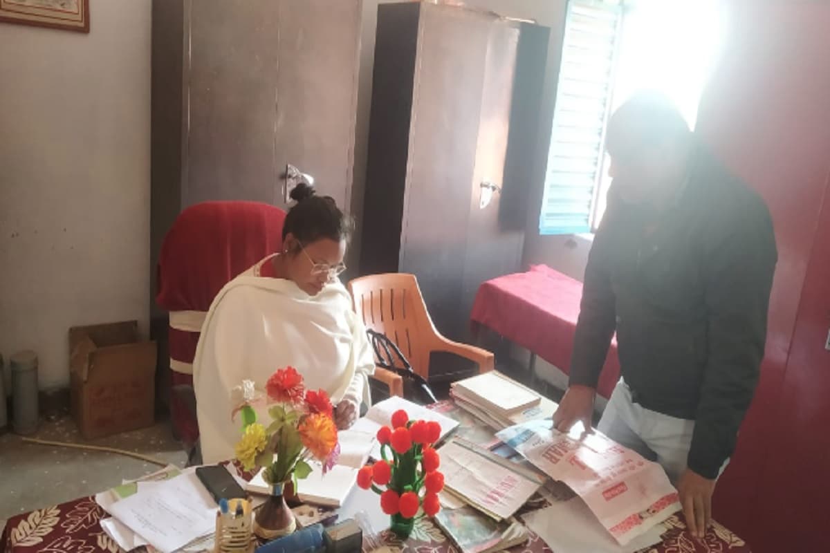 Jharkhand News: गढ़वा के प्रधानाध्यापक को DEO से दुर्व्यवहार करना पड़ा महंगा, हुए निलंबित