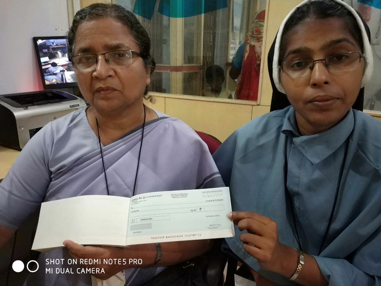 हाथ में ही रह गयी चेकबुक और दिल्ली से 7.40 लाख की हो गयी निकासी