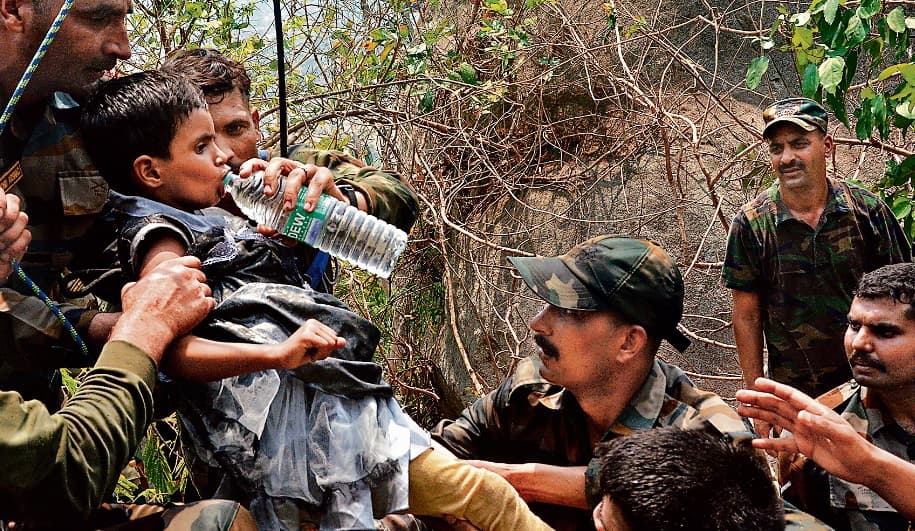 देवघर रोपवे हादसा: डर के साये के बीच कैसे बीती 32 लोगों की जिंदगी, रात भर सो नहीं पाये बच्चे